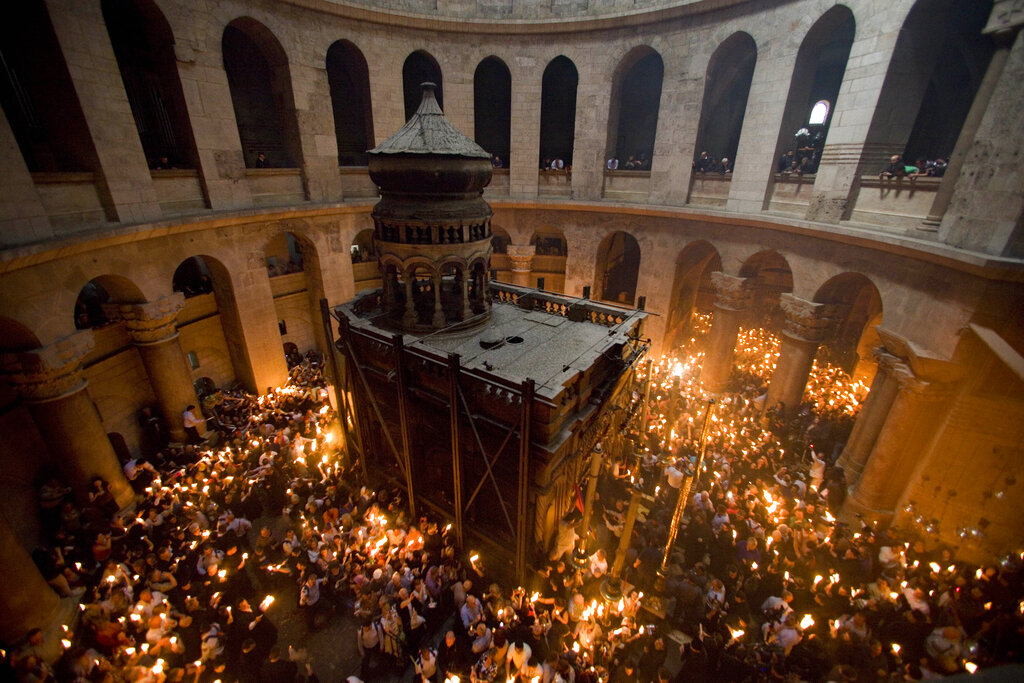 Σε κλίμα κατάνυξης η τελετή αφής του Αγίου Φωτός στα Ιεροσόλυμα – Το απόγευμα φτάνει στην Ελλάδα