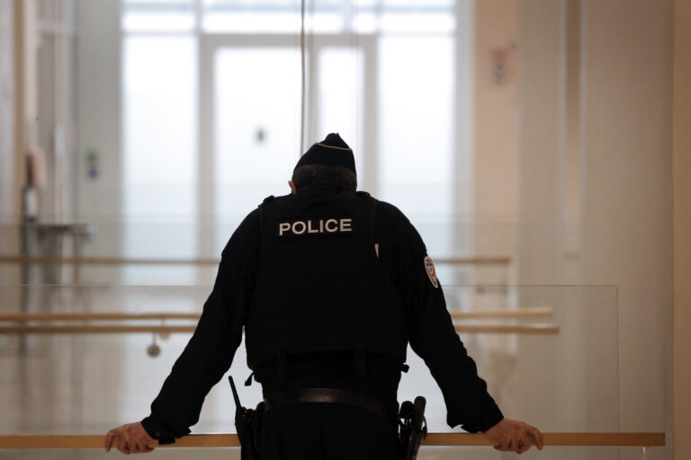 Γαλλία: 22χρονος μπήκε σε αστυνομικό τμήμα, βγήκε με στολή και όπλο, ουδείς αντέδρασε