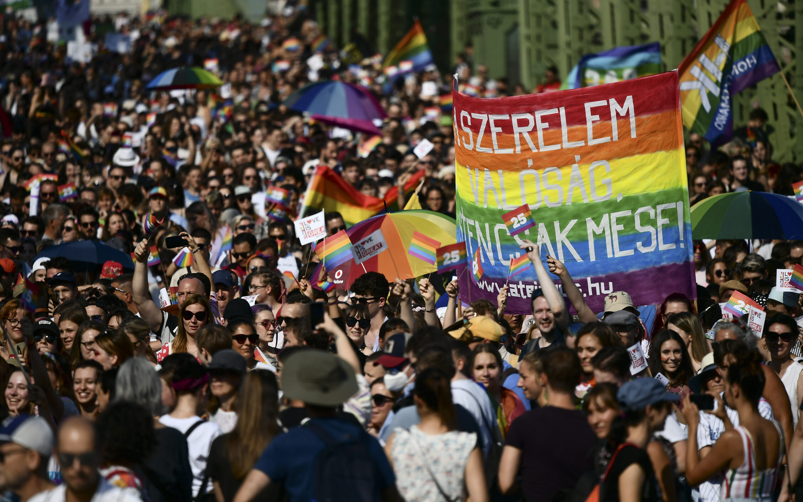 Δεκαπέντε χώρες της EE υποστηρίζουν την προσφυγή της Κομισιόν κατά του ουγγρικού νόμου για την κοινότητα ΛΟΑΤ+