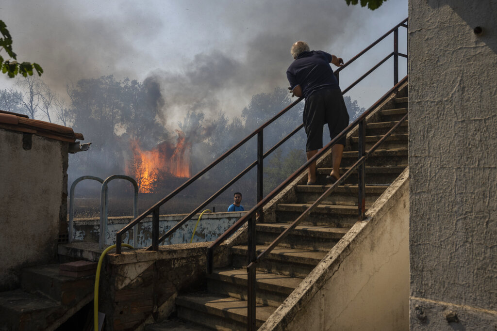 Πυρκαγιά σε αποθήκη στο Αμβούργο – Φόβοι για τοξίνες στην ατμόσφαιρα