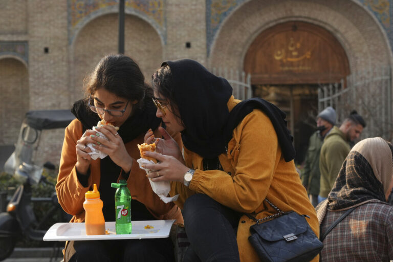 Θρίλερ η υπόθεση δηλητηρίασης μαθητριών στο Ιράν – Δεκάδες νέα κρούσματα το Σάββατο