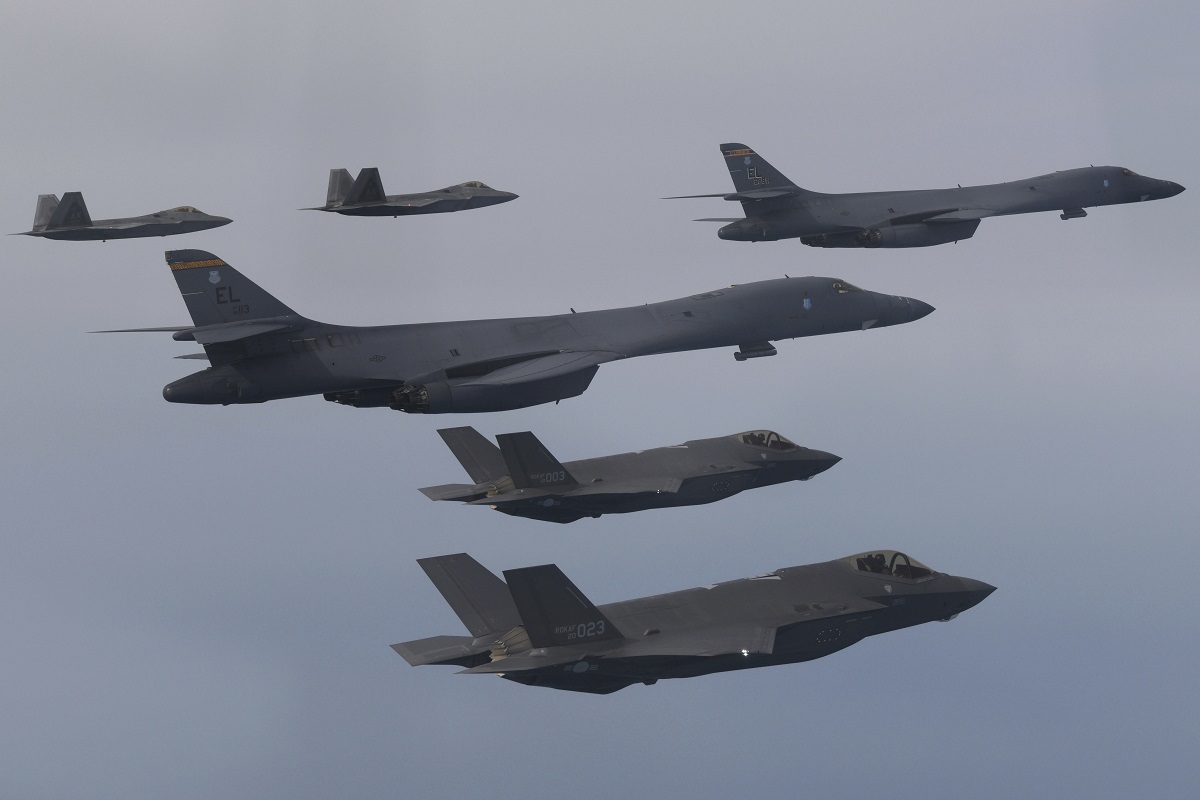 Αμερικανικά βομβαρδιστικά B-52 και πάλι πάνω από την κορεατική χερσόνησο 