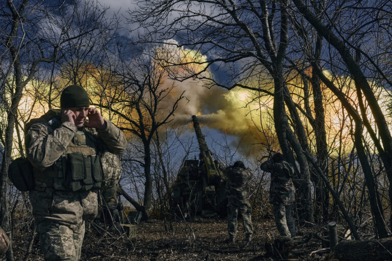 Πόλεμος στην Ουκρανία: Σφυροκόπημα από αεροσκάφη και πυροβολικό στο ανατολικό μέτωπο