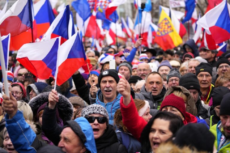 Πράγα: Χιλιάδες Τσέχοι διαδηλώνουν με αίτημα την παραίτηση της  πεντακομματικής κυβέρνησης - ertnews.gr