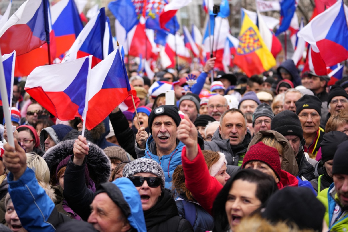 Πράγα: Χιλιάδες Τσέχοι διαδηλώνουν με αίτημα την παραίτηση της πεντακομματικής κυβέρνησης