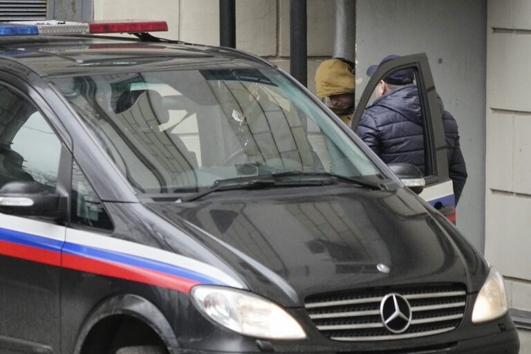 Επικοινωνία Λαβρόφ – Μπλίνκεν: Στο επίκεντρο η υπόθεση του δημοσιογράφου της WSJ που κατηγορείται για κατασκοπεία στη Ρωσία