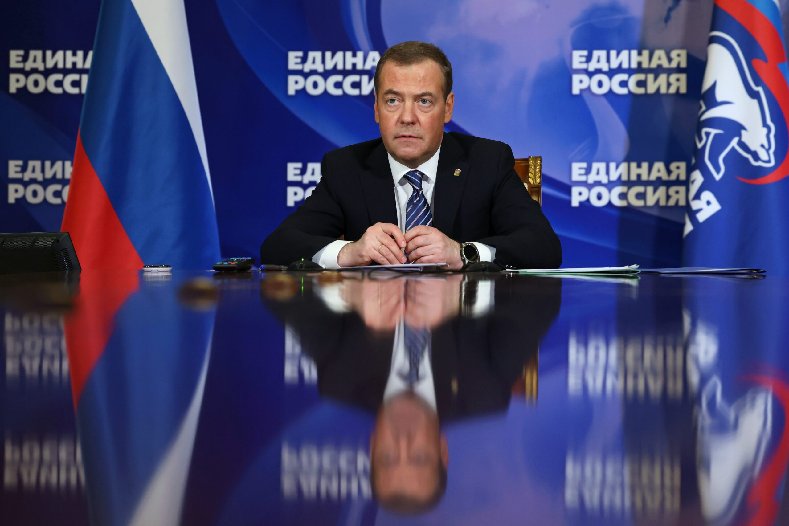 Ντμίτρι Μεντβέντεφ: Οι «ηλίθιοι των G7» θα οδηγήσουν τη Μόσχα να καταργήσει τη συμφωνία για τα σιτηρά