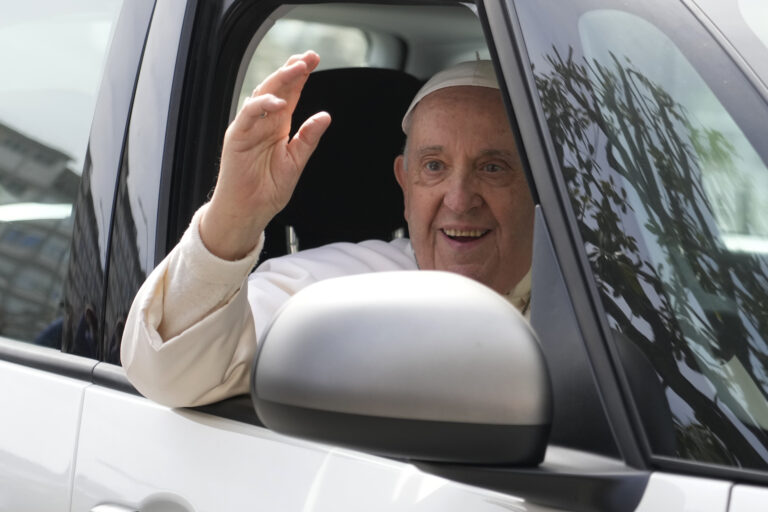 «Είμαι ακόμα ζωντανός» – Με χιούμορ και καλή διάθεση βγήκε ο Πάπας Φραγκίσκος από το νοσοκομείο (video)
