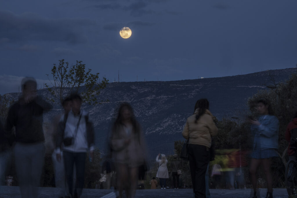 Μαγικές φωτογραφίες από τη «Ροζ Πανσέληνο» ανά τον πλανήτη