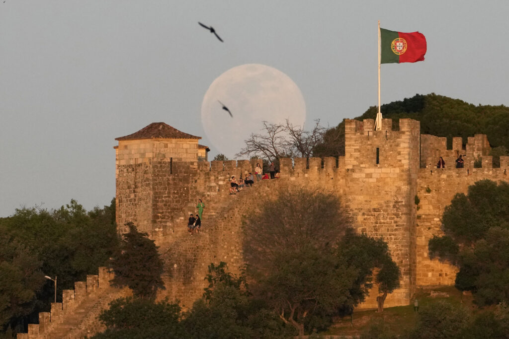 Μαγικές φωτογραφίες από τη «Ροζ Πανσέληνο» ανά τον πλανήτη