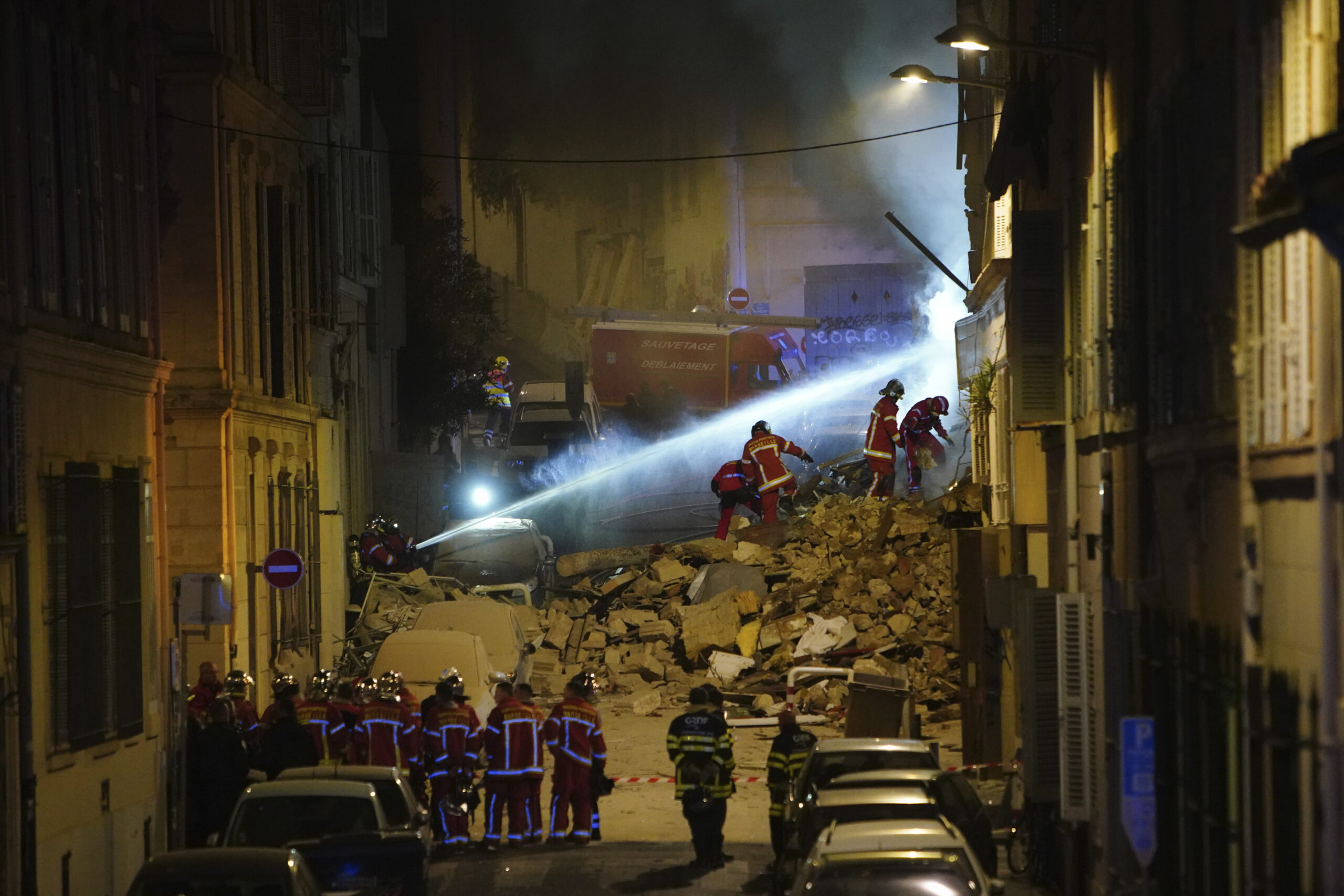 Γαλλία: Κατάρρευση πολυκατοικίας λόγω έκρηξης – Εντοπίστηκαν δύο νεκροί