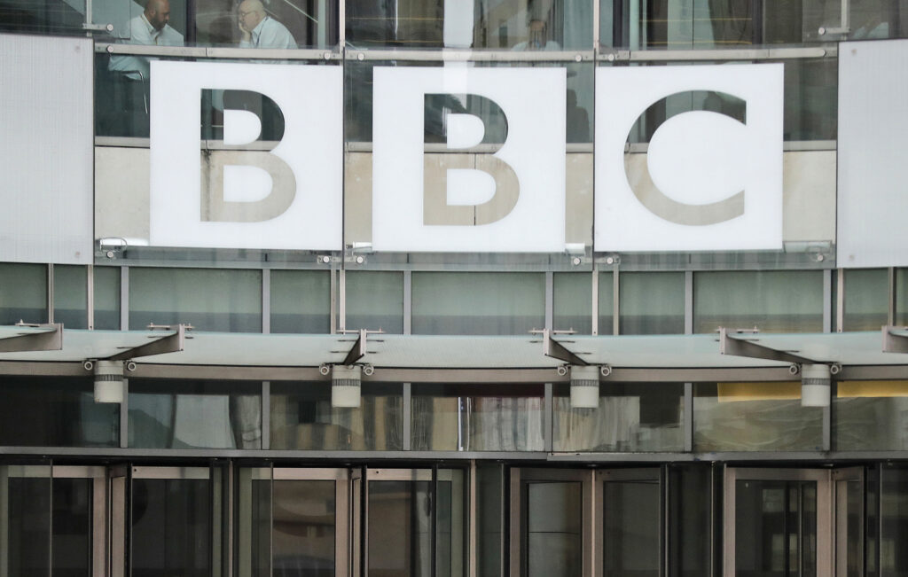 BBC: Παραιτήθηκε ο πρόεδρος, Ρίτσαρντ Σαρπ αφού παραβίασε κανόνες για δημόσιους διορισμούς