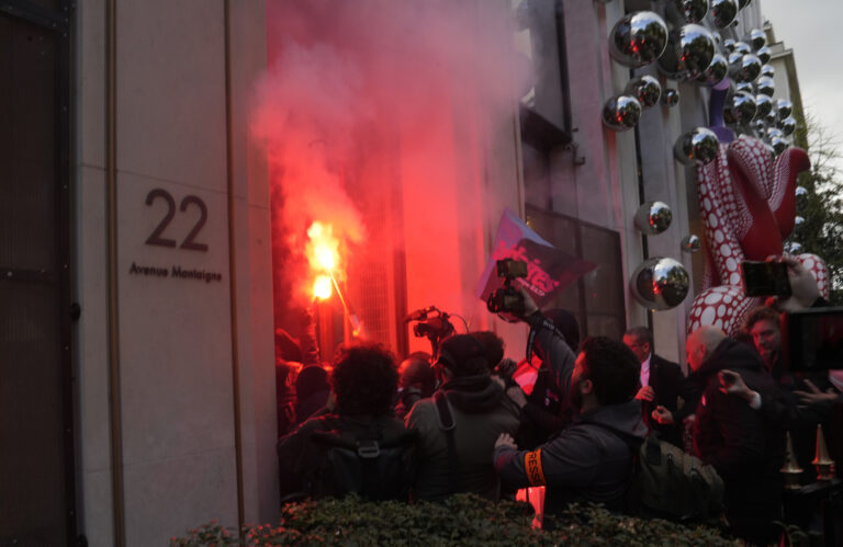 Γαλλία: Εισβολή διαδηλωτών στη Louis Vuitton – «Να φορολογηθούν οι δισεκατομμυριούχοι»
