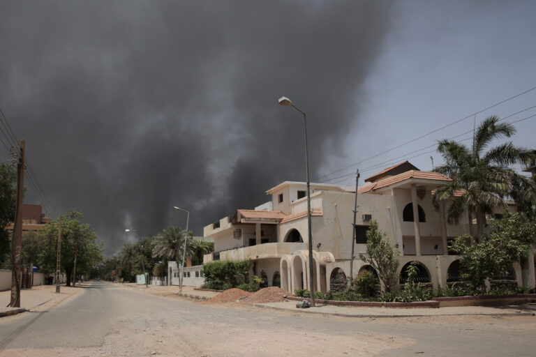 Θάνατος και τρόμος στο Σουδάν – Ποιοι είναι οι δύο αντίπαλοι πολέμαρχοι και ποιοι οι σύμμαχοί τους