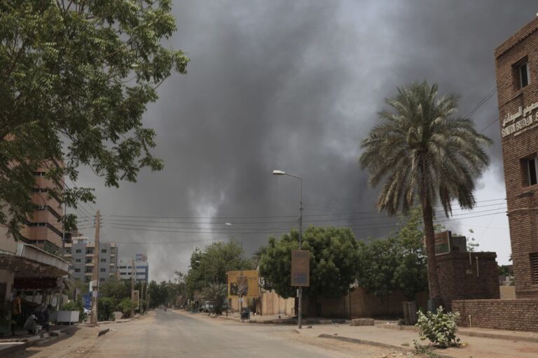 Συνεχίζονται οι μάχες ανάμεσα στις αντιμαχόμενες δυνάμεις στο Σουδάν – 83 νεκροί και 1.126 τραυματίες