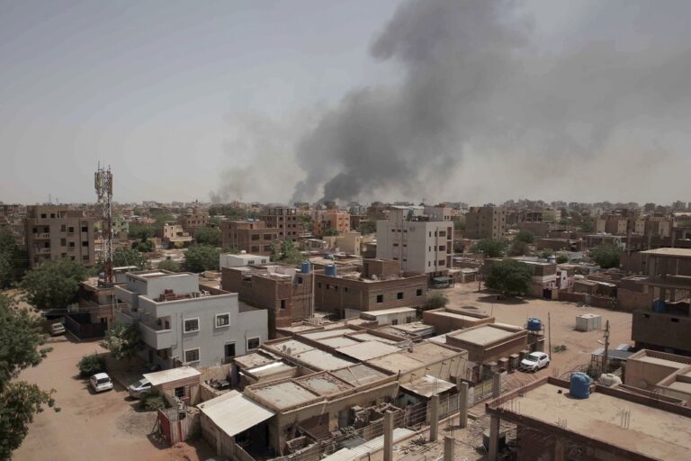 Σουδάν: Σχεδόν 100 άμαχοι νεκροί – Εκρήξεις στο Χαρτούμ, ασθενείς «δεν έχουν να φάνε και να πιουν»