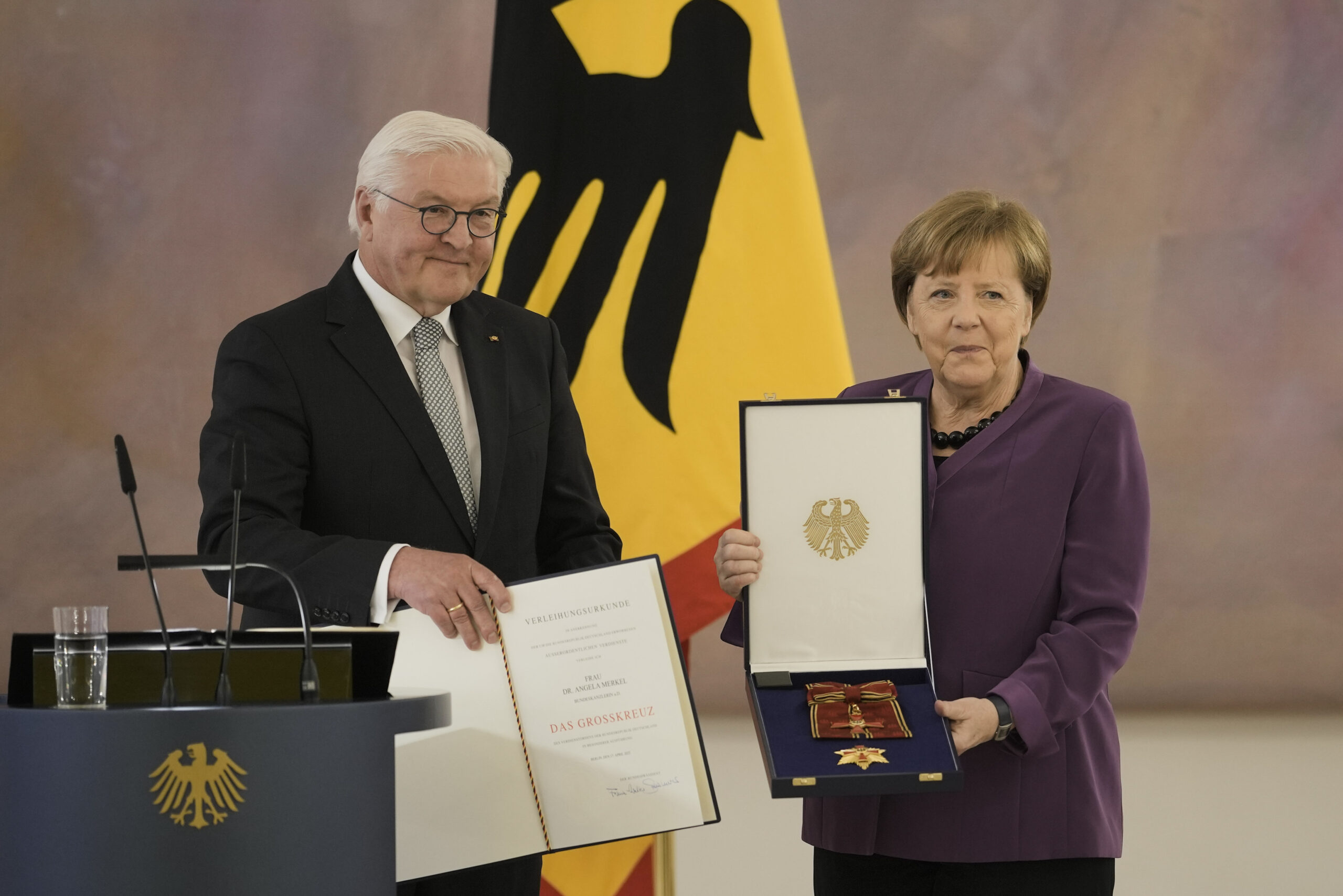 Γερμανία: Η «ύψιστη τιμή» του Μεγαλόσταυρου του Τάγματος της Αξίας στην ‘Ανγκελα Μέρκελ