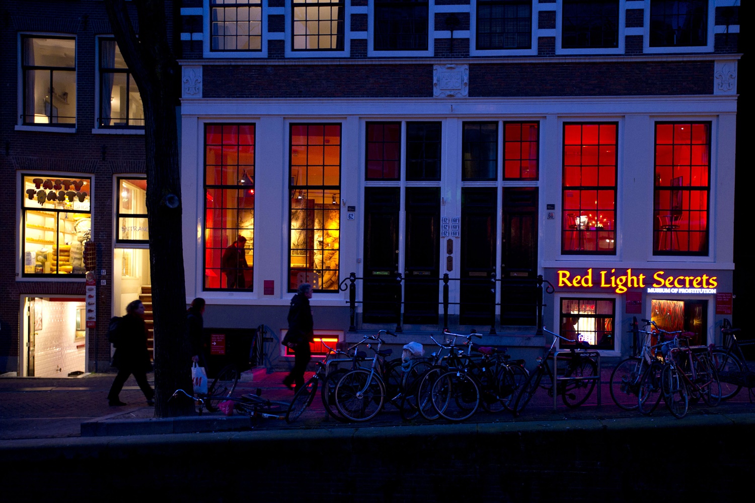 Ένθετο Κόσμος: Μετακομίζει η γειτονιά των «κόκκινων φαναριών» στο Άμστερνταμ