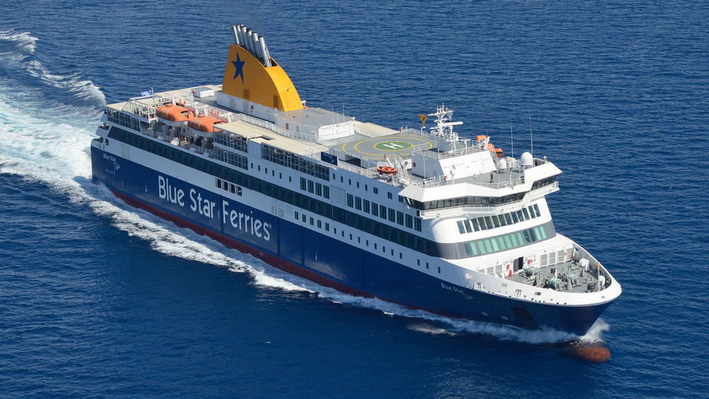 Έκτακτη δρομολόγηση του «Blue Star Paros» από το λιμάνι της Σύρου – Πάνω από 1.000 επιβάτες προς Πειραιά