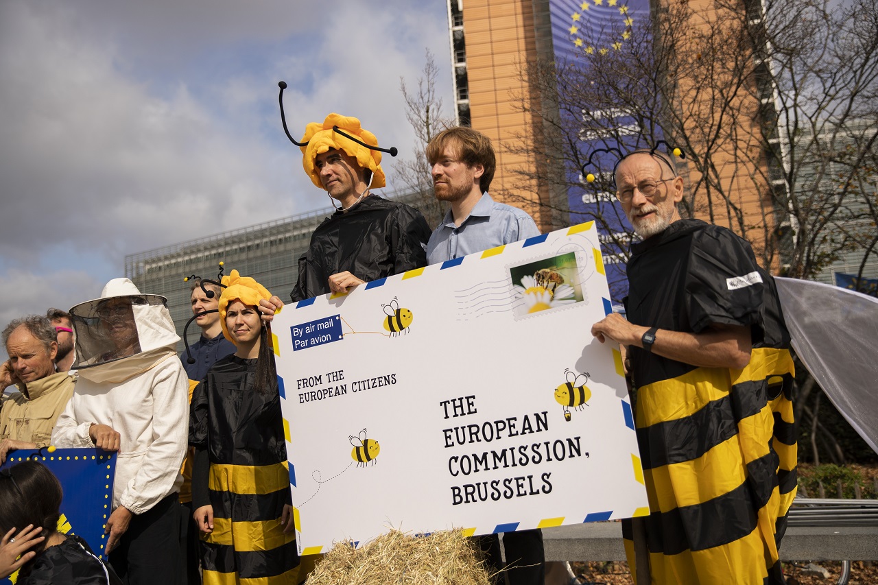 Βρυξέλλες: Δεν αλλάζει η Κομισιόν τη νομοθεσία για τα φυτοφάρμακα παρά τις εκκλήσεις για τις μέλισσες