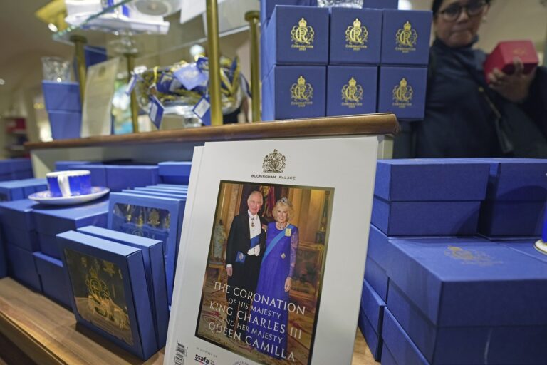 Η.Β: Η επικείμενη στέψη του Καρόλου πόλος έλξης τουριστών και πωλήσεων αναμνηστικών