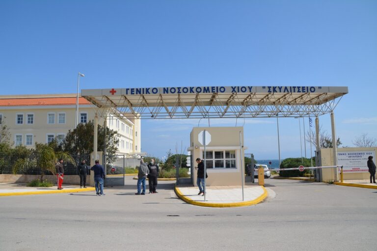 ΣΕΣΝΟΧ: Βάρδια νοσηλευτών σε κοντέϊνερ με βροχή, στο Νοσοκομείο Χίου
