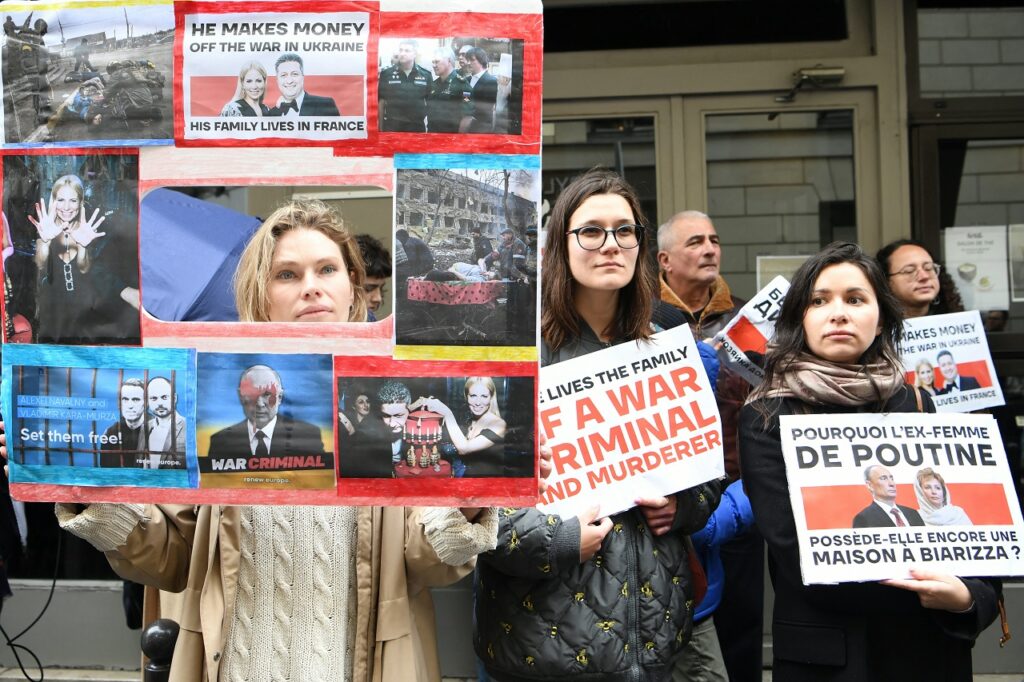 Γαλλία: Διαδηλωτές ζήτησαν επέκταση των κυρώσεων στη Ρωσία στην πρώην σύζυγο του υφυπουργού Άμυνας Τιμούρ Ιβάνοφ