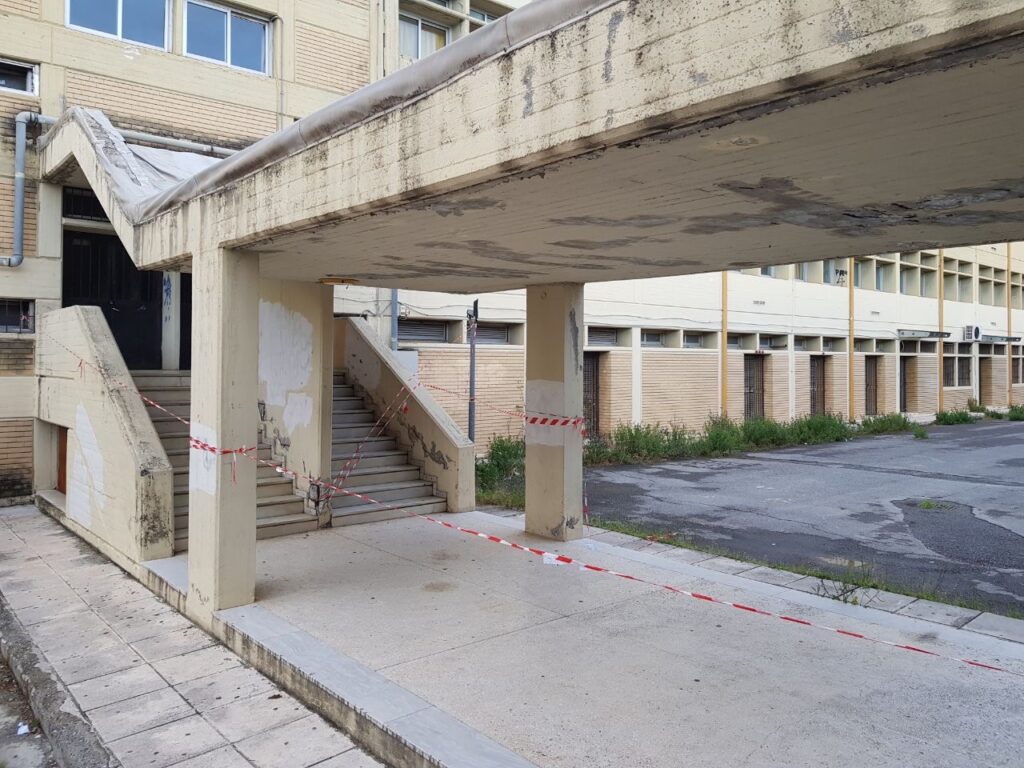 Βόλος: Κίνδυνος κατάρρευσης του στέγαστρου διέλευσης μαθητών στο κτίριο του πρώην Πολυκλαδικού