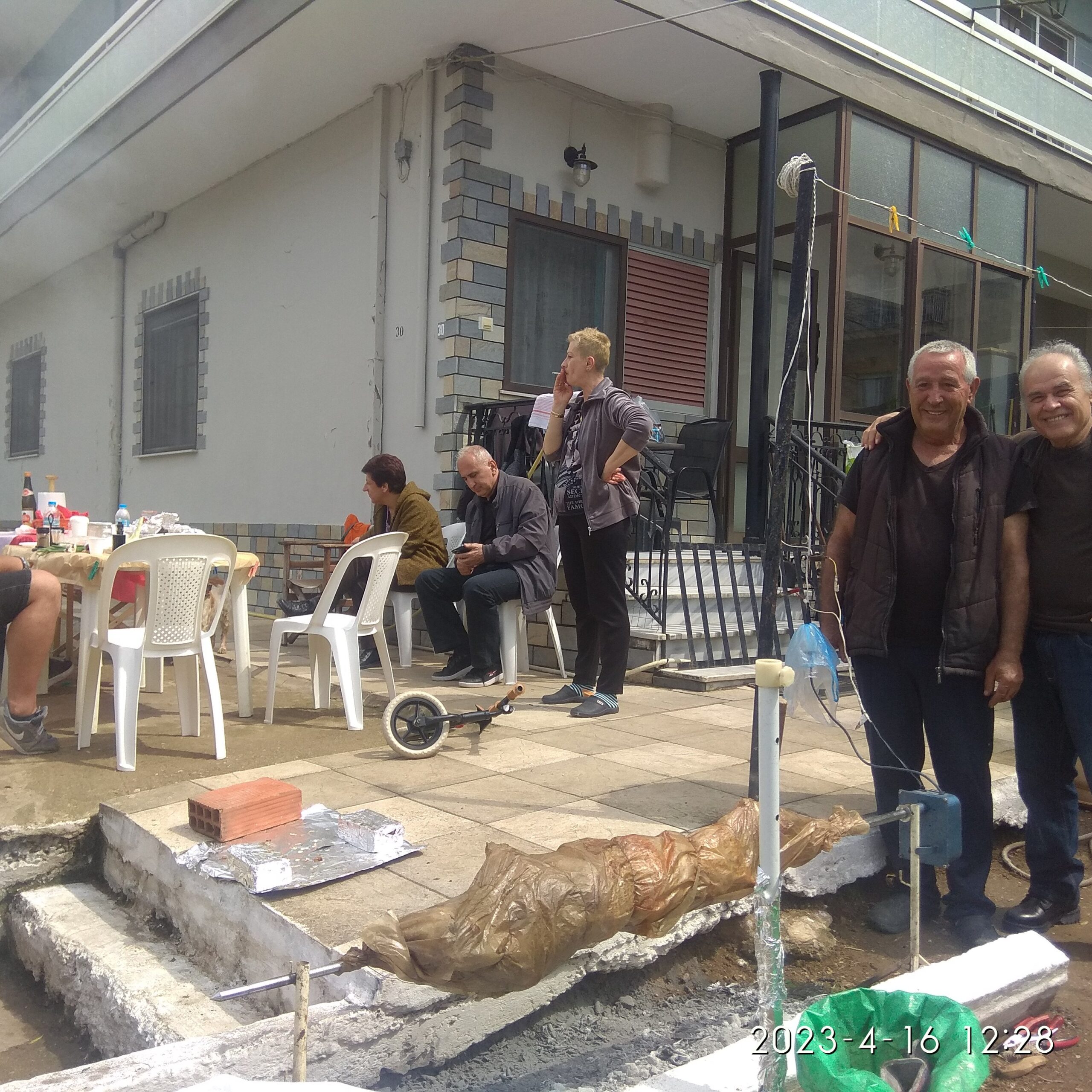 Ροδόπη: Σε αυλές, κήπους και πυλωτές το πασχαλινό τραπέζι στην Κομοτηνή