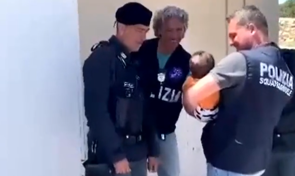 Λαμπεντούζα: Αστυνομικοί «υιοθέτησαν» βρέφος που έχασε τη μητέρα του στη Μεσόγειο