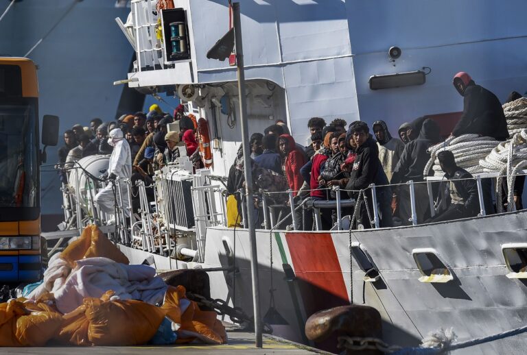 Ιταλία: Πλοίο με 200 μετανάστες ελλιμενίστηκε στην Κατάνια