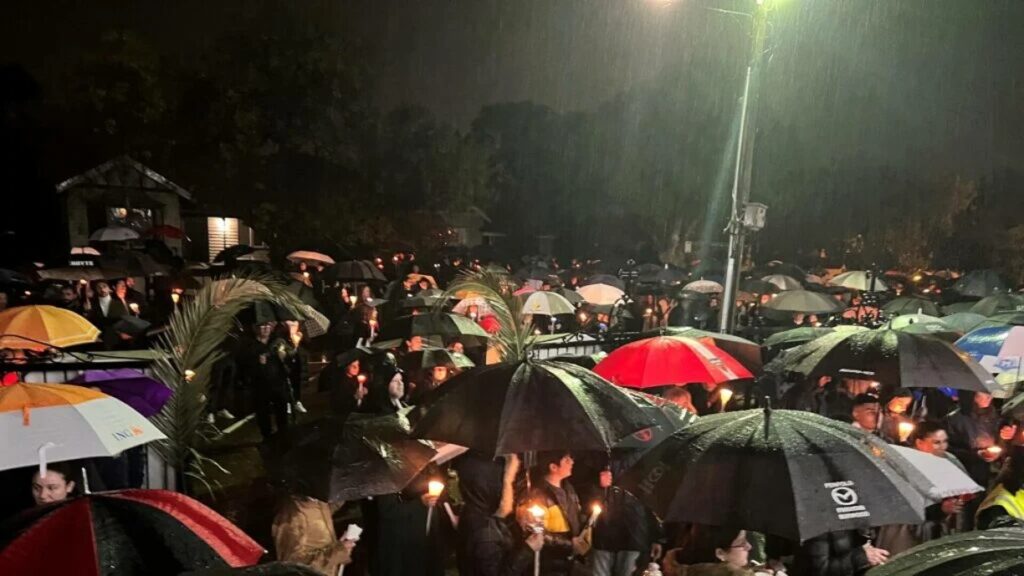 Μελβούρνη: Χιλιάδες Έλληνες έψαλλαν το “Χριστός Ανέστη” μέσα στη βροχή