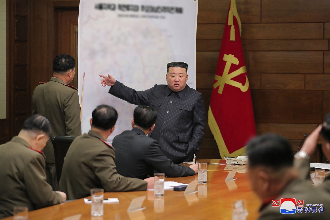 Β.Κορέα: Ο Κιμ Γιονγκ Ουν καλεί σε ενίσχυση των αποτρεπτικών δυνάμεων προς αντιμετώπιση της «υστερικής επιθετικότητας» των ΗΠΑ και Ν. Κορέας