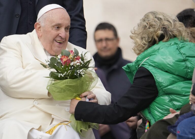 Πάπας: Η επόμενη ψηφοφορία στην επισκοπική σύνοδο θα γίνει με τη συμμετοχή γυναικών και λαϊκών