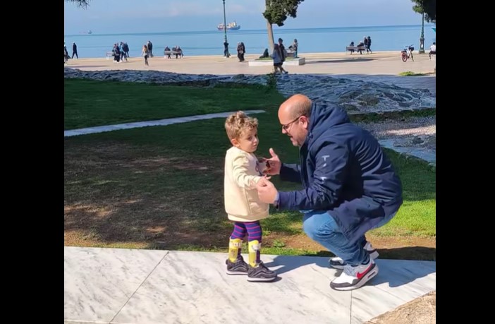 Συγκινεί ο μικρός Παναγιώτης-Ραφαήλ στέλνοντας μήνυμα αισιοδοξίας