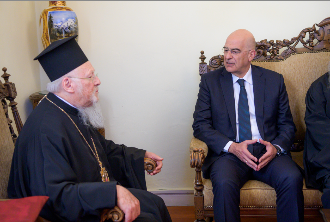 Συνάντηση Ν. Δένδια με τον Οικουμενικό Πατριάρχη -«Η ελληνική κοινωνία στάθηκε αλληλέγγυα στους Τούρκους συνανθρώπους»