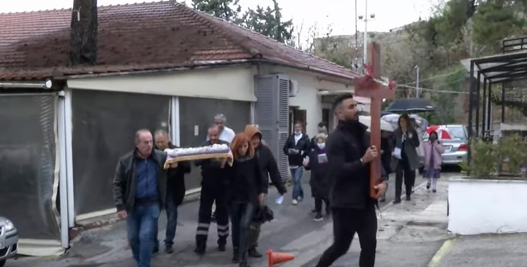 Θεσσαλονίκη: Περιφορά του Επιταφίου στους διαδρόμους του νοσοκομείου Άγιος Δημήτριος