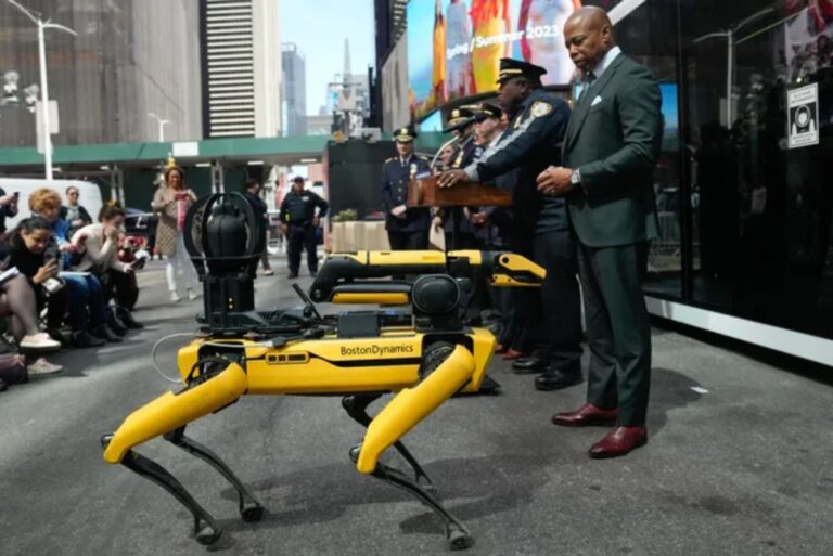 Η αστυνομία της Νέας Υόρκης επαναφέρει τον ρομποτικό σκύλο