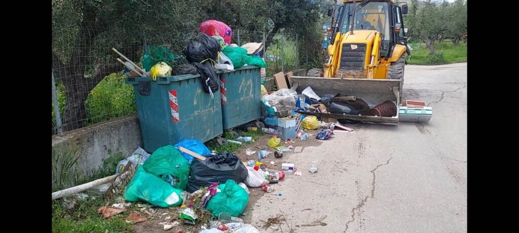 Ζάκυνθος: Με μπουλντόζες και ανοιχτά φορτηγά ξαναμαζεύουν τα σκουπίδια