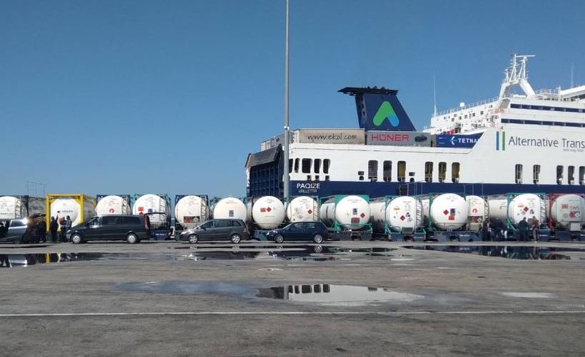 ΑΑΔΕ: Έφοδος σε αποθήκη με παράνομους διαλύτες καυσίμων – Εντοπίστηκαν αλλοι τέσσερις τόνοι