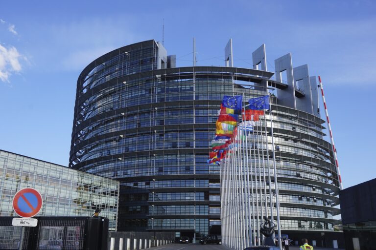 Qatargate: Το Ευρωκοινοβούλιο αναθεωρεί τους κανόνες για το lobbying πρώην μελών του