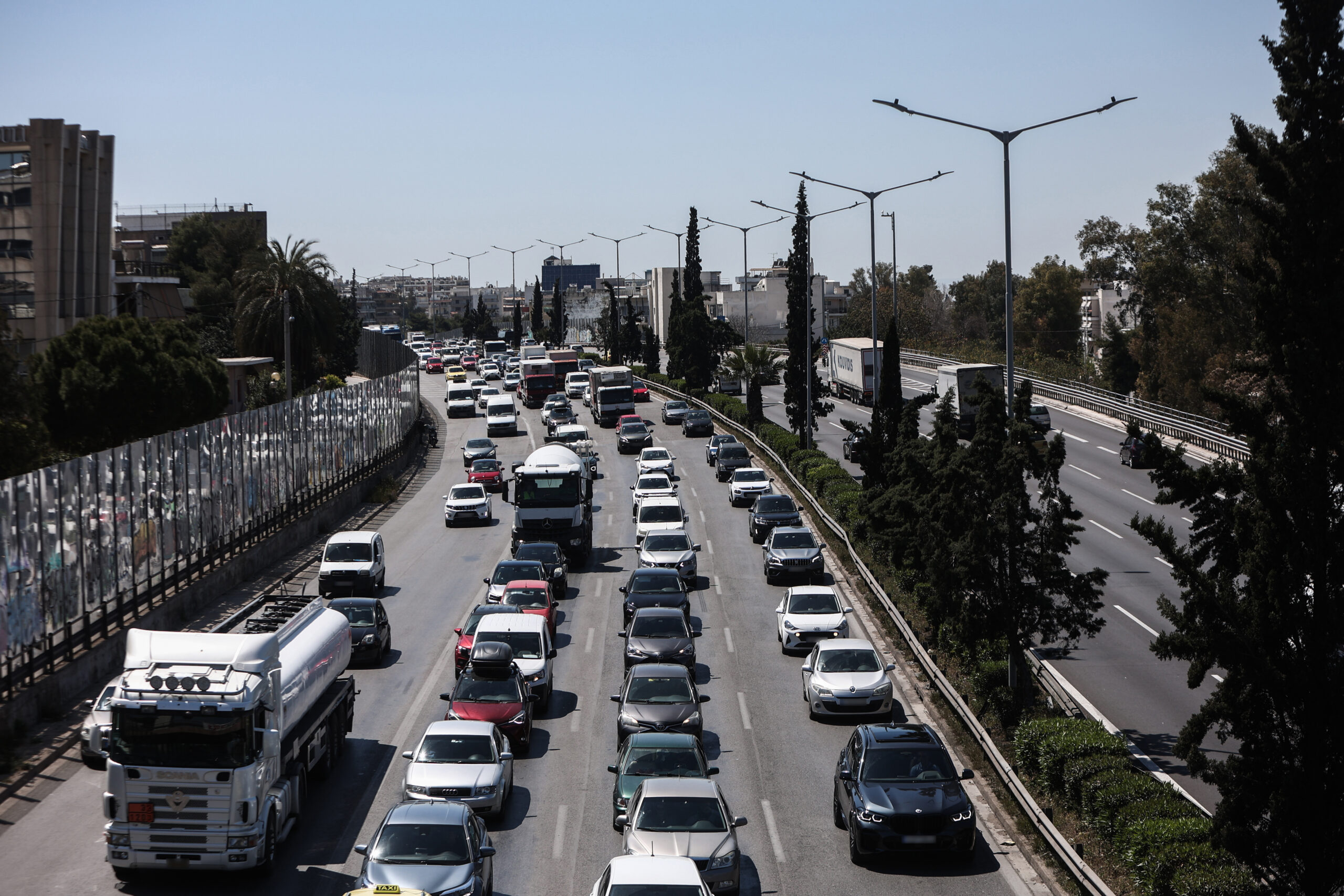 Έξοδος Πάσχα: Όπου φύγει – φύγει οι Αθηναίοι – 576.914 οχήματα πέρασαν τα διόδια