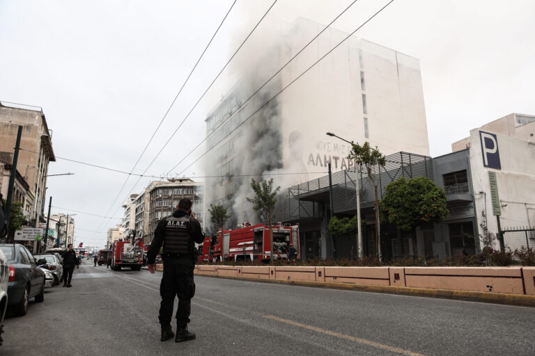 Πειραιάς: Φωτιά σε χρωματοπωλείο στο ισόγειο πολυκατοικίας – Μεγάλη κινητοποίηση της Πυροσβεστικής
