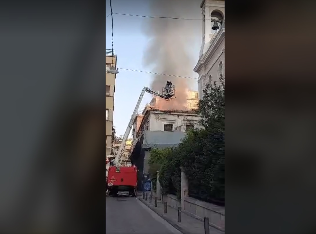 Φωτιά σε κτίριο στο κέντρο της Αθήνας – Κλειστή η Καραγιώργη Σερβίας από το Σύνταγμα