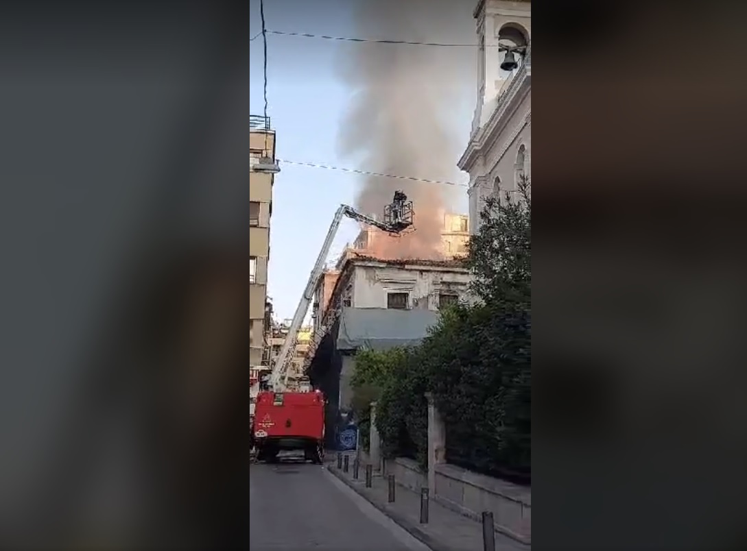 Φωτιά σε κτίριο στο κέντρο της Αθήνας – Κλειστή η Καραγιώργη Σερβίας από το Σύνταγμα