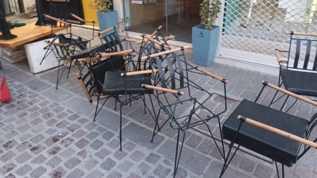 Χανιά: «Εισβολή» αυτοκινήτου σε κατάμεστη καφετέρια – Τραυματίστηκαν δύο γυναίκες