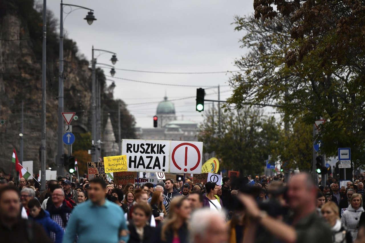 Ουγγαρία: Η αντιπολίτευση καταγγέλλει ότι οι πολίτες αμείβονται με το 1/3 του μισθού ενός δυτικοευρωπαίου