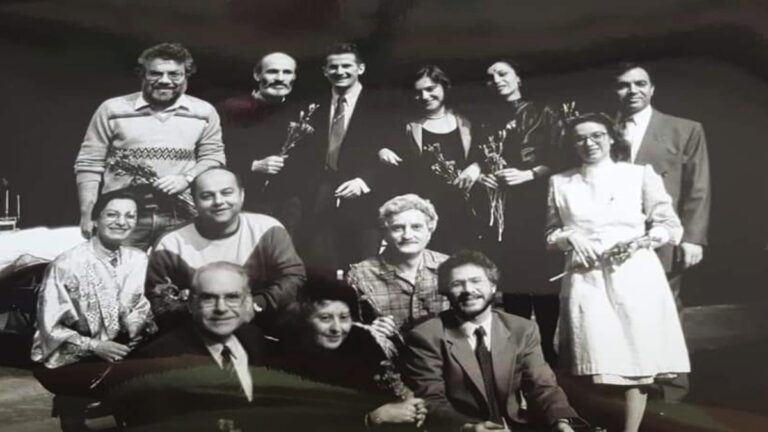 «Τα τέσσερα πόδια του τραπεζιού» του Ιάκωβου Καμπανέλλη από τον ΘΕΣΠΙ Βρυξελλών