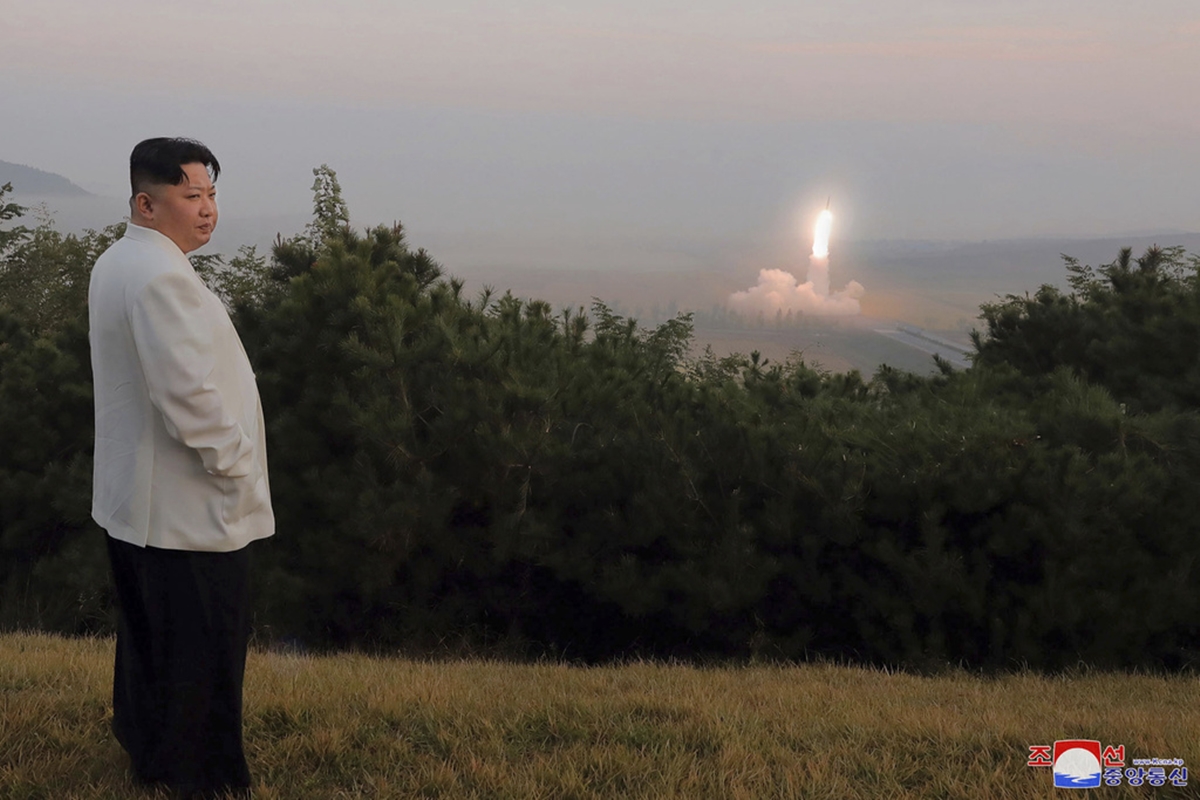 Βόρεια Κορέα: Έτοιμος για εκτόξευση ο πρώτος κατασκοπευτικός δορυφόρος σύμφωνα με τον Κιμ Γιονγκ Ουν