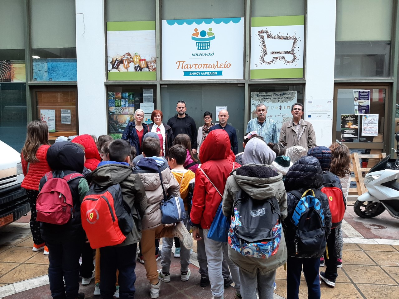 Επίσκεψη του 17ου Δημοτικού Σχολείου στο Κοινωνικό Παντοπωλείο του δήμου Λαρισαίων